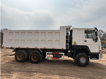 Tipper for transportation of silos SINOTRUK HOWO 371 Dump truck: picture 3