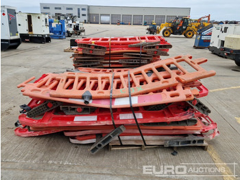 Construction equipment Bundle of Plastic Pedestrian Saftey Barriers (3 of): picture 4