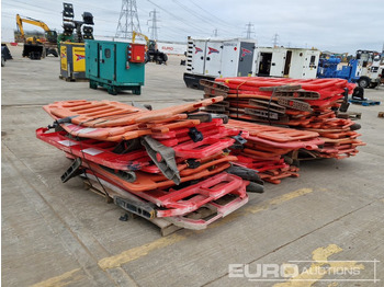 Construction equipment Bundle of Plastic Pedestrian Saftey Barriers (3 of): picture 5