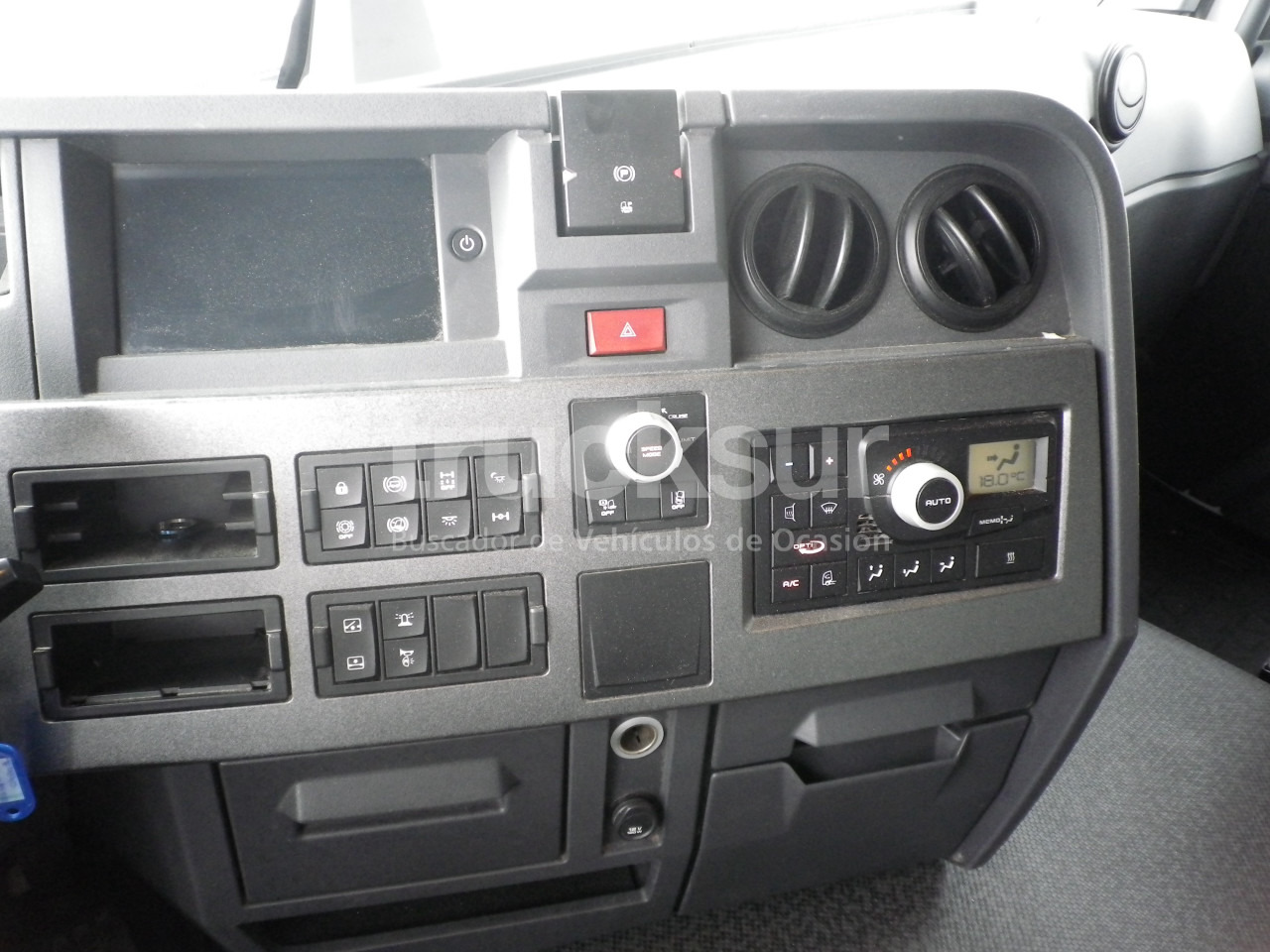 Tractor unit RENAULT T440 SLEEPER CAB: picture 11