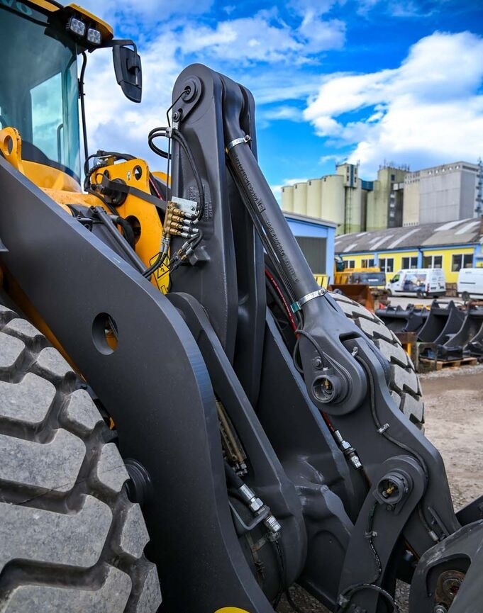 Wheel loader Volvo L110H: picture 11