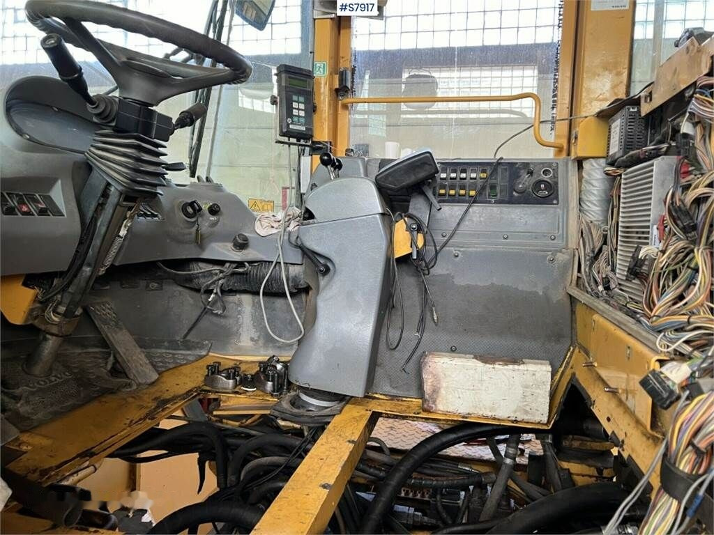 Bulldozer Volvo L220D: picture 28