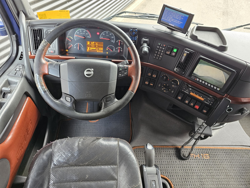 Interior photo 2: Crane truck Volvo FH 16.660 8x2*6 / HIAB 80 t/m CRANE / KRAN