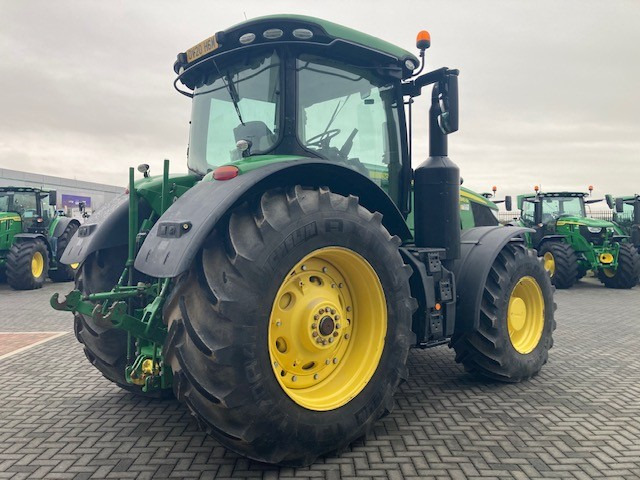 Farm tractor John Deere 7310R: picture 6