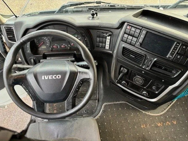 Interior photo 1: Tractor unit Iveco Stralis 440.42 /TP HIGH-WAY (EURO 6 / AUTOMATIC GEARBOX / 2x TANK / FRIDGE / AIRCONDITIONING / ETC.)