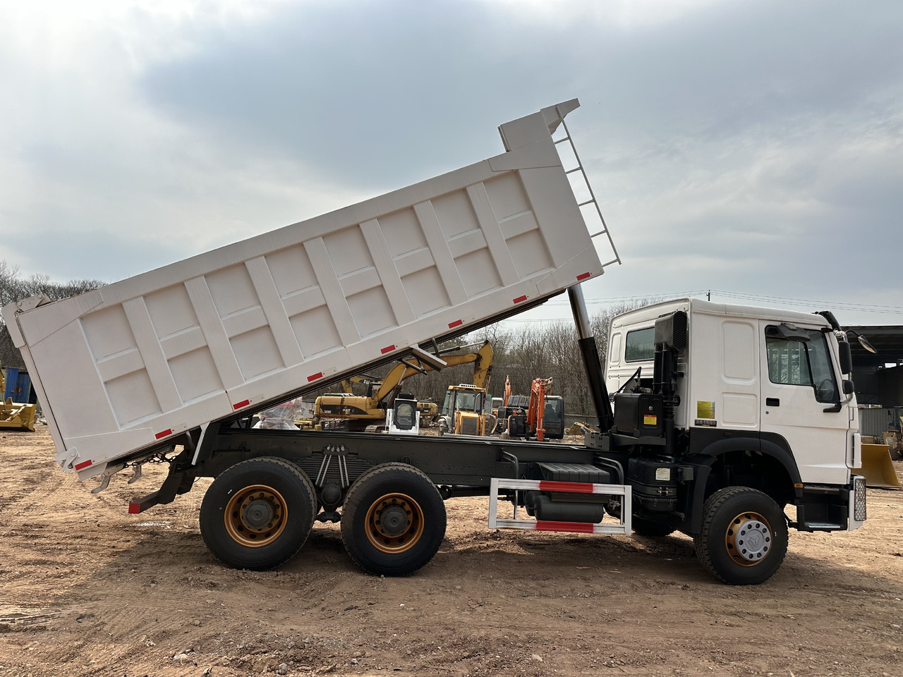 Tipper for transportation of silos SINOTRUK HOWO 371 Dump truck: picture 9