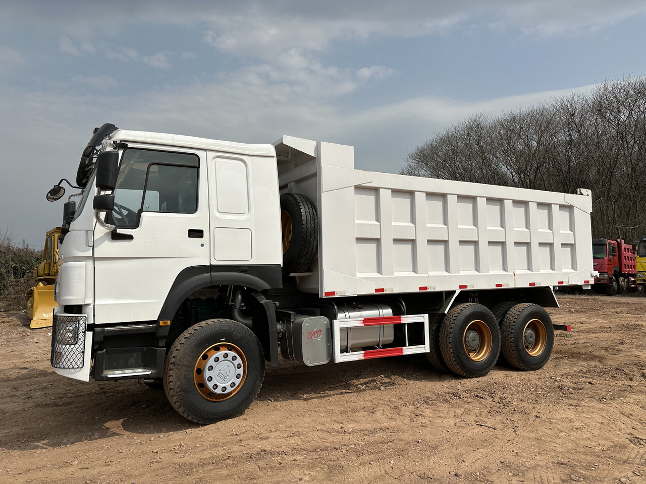 Tipper for transportation of silos SINOTRUK HOWO 371 Dump truck: picture 7