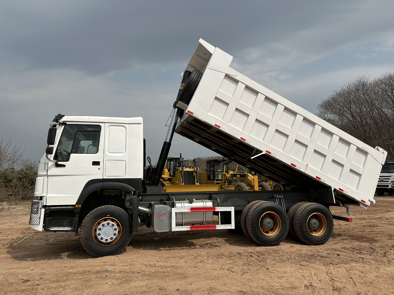 Tipper for transportation of silos SINOTRUK HOWO 371 Dump truck: picture 8