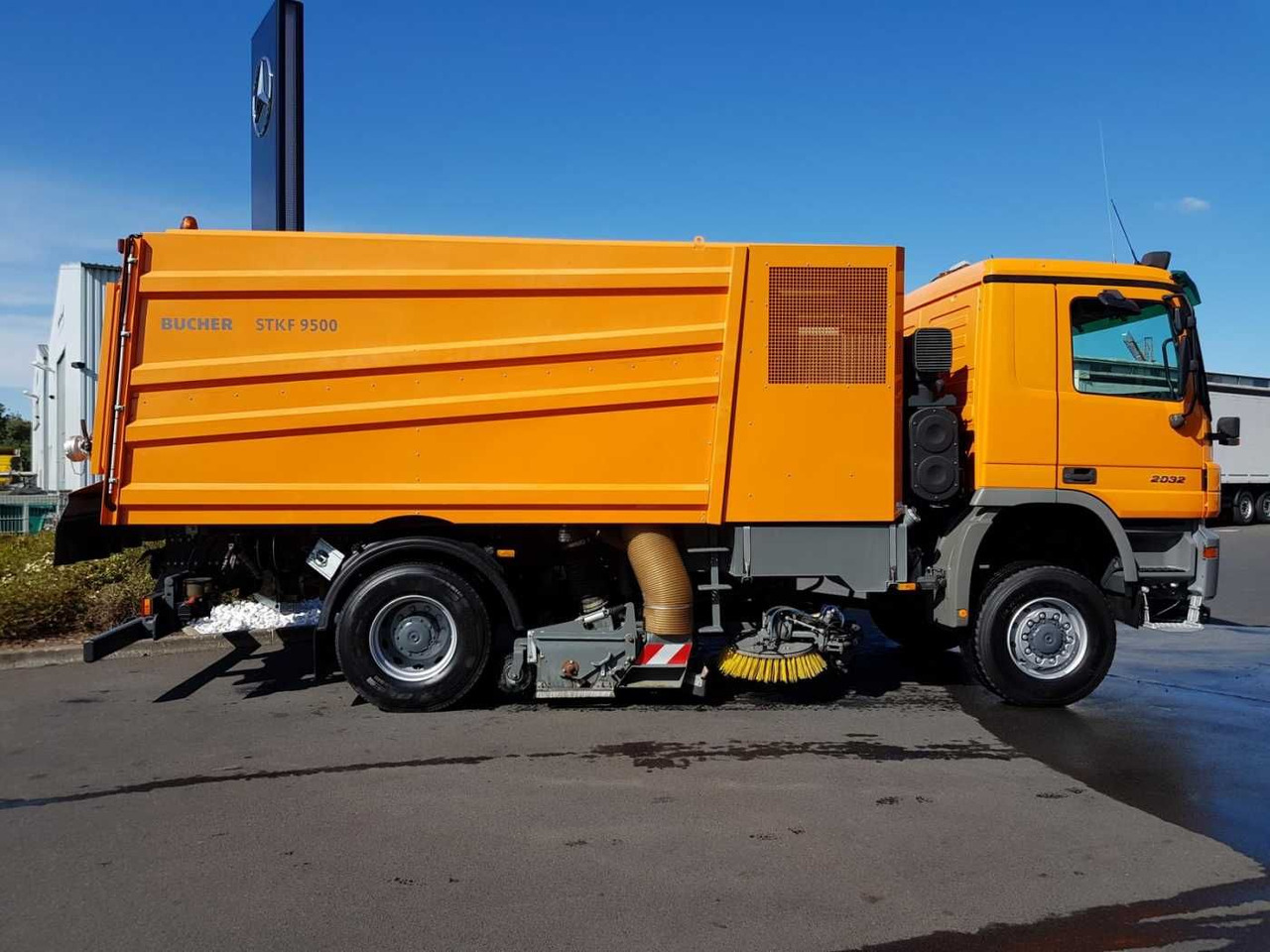 New Road sweeper Mercedes-Benz Actros 2032 A 4x4 Bucher STKF 9500 Airport: picture 6