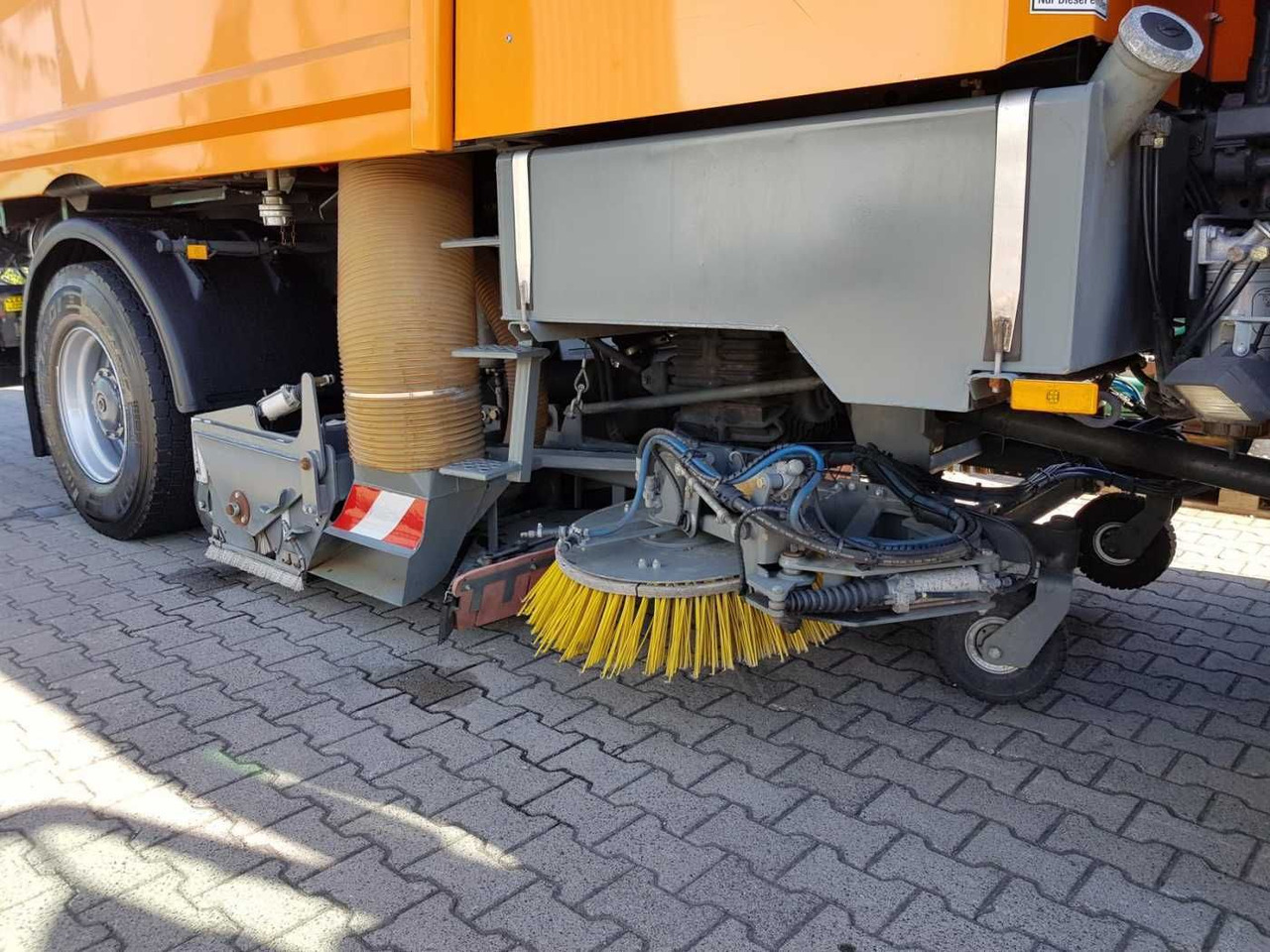 New Road sweeper Mercedes-Benz Actros 2032 A 4x4 Bucher STKF 9500 Airport: picture 9