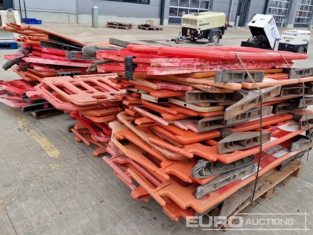 Construction equipment Bundle of Plastic Pedestrian Saftey Barriers (3 of): picture 20