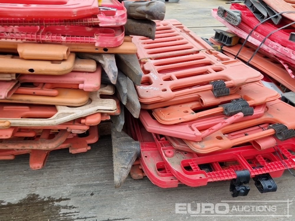 Construction equipment Bundle of Plastic Pedestrian Saftey Barriers (3 of): picture 11