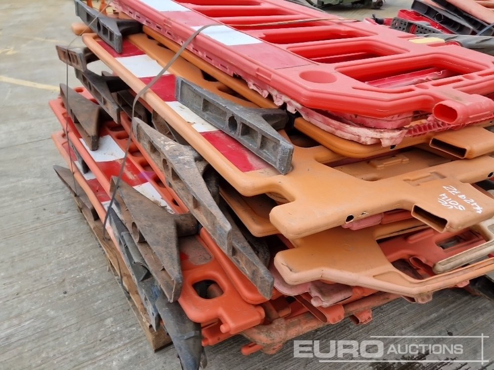 Construction equipment Bundle of Plastic Pedestrian Saftey Barriers (3 of): picture 9