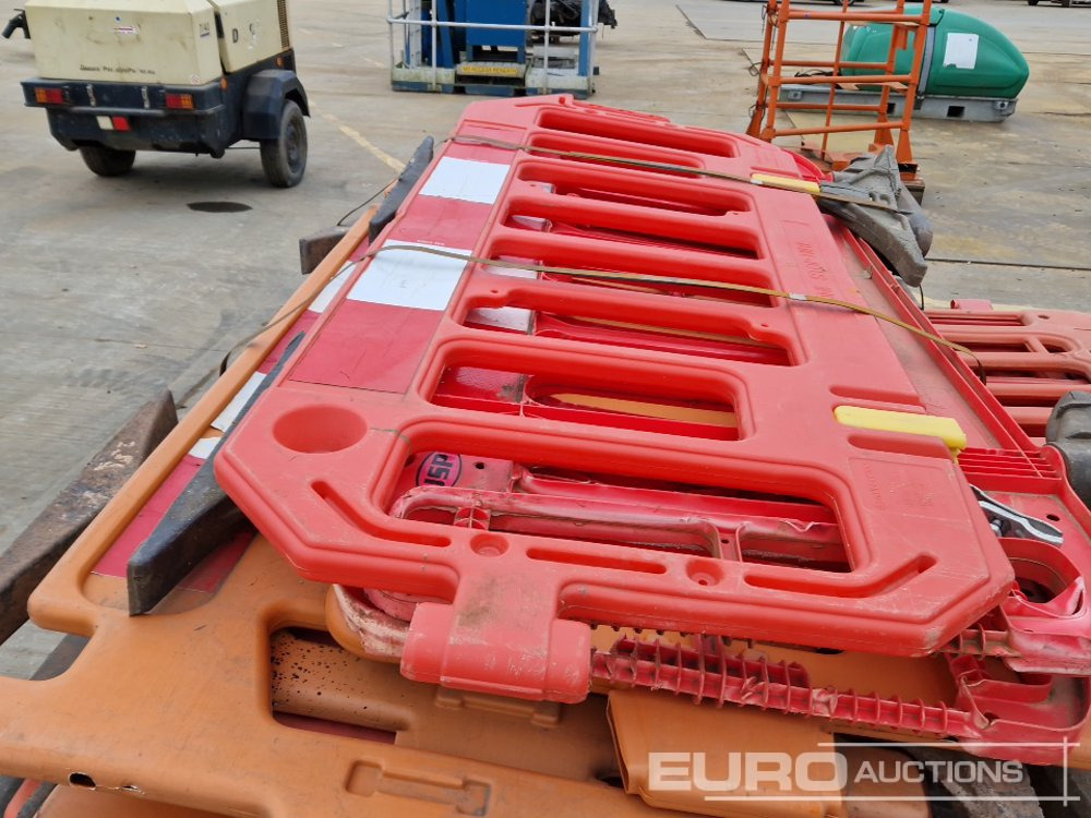 Construction equipment Bundle of Plastic Pedestrian Saftey Barriers (3 of): picture 10