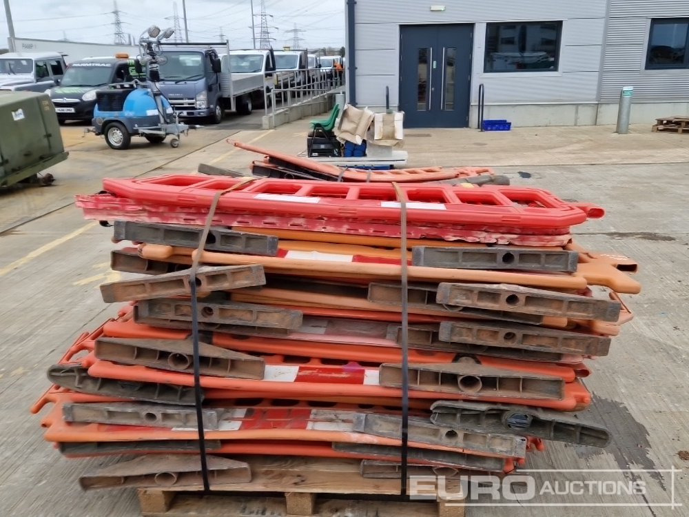 Construction equipment Bundle of Plastic Pedestrian Saftey Barriers (3 of): picture 8