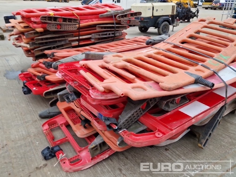 Construction equipment Bundle of Plastic Pedestrian Saftey Barriers (3 of): picture 15