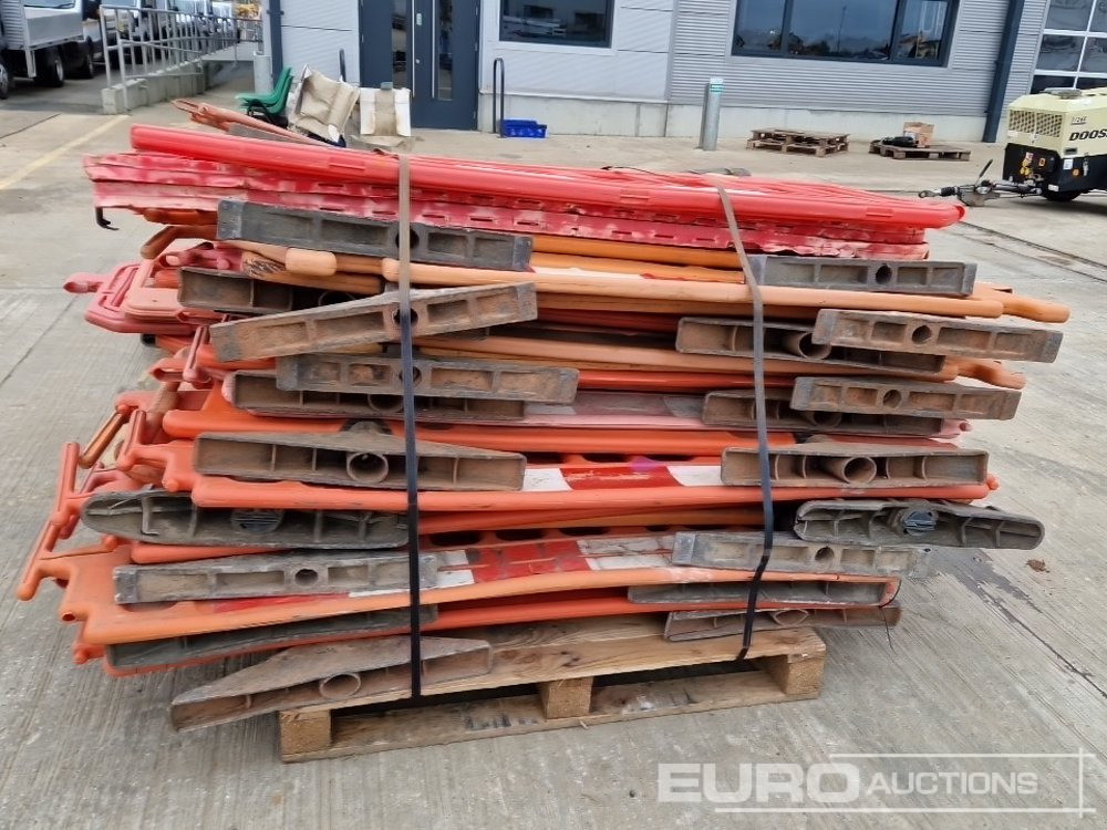 Construction equipment Bundle of Plastic Pedestrian Saftey Barriers (3 of): picture 21