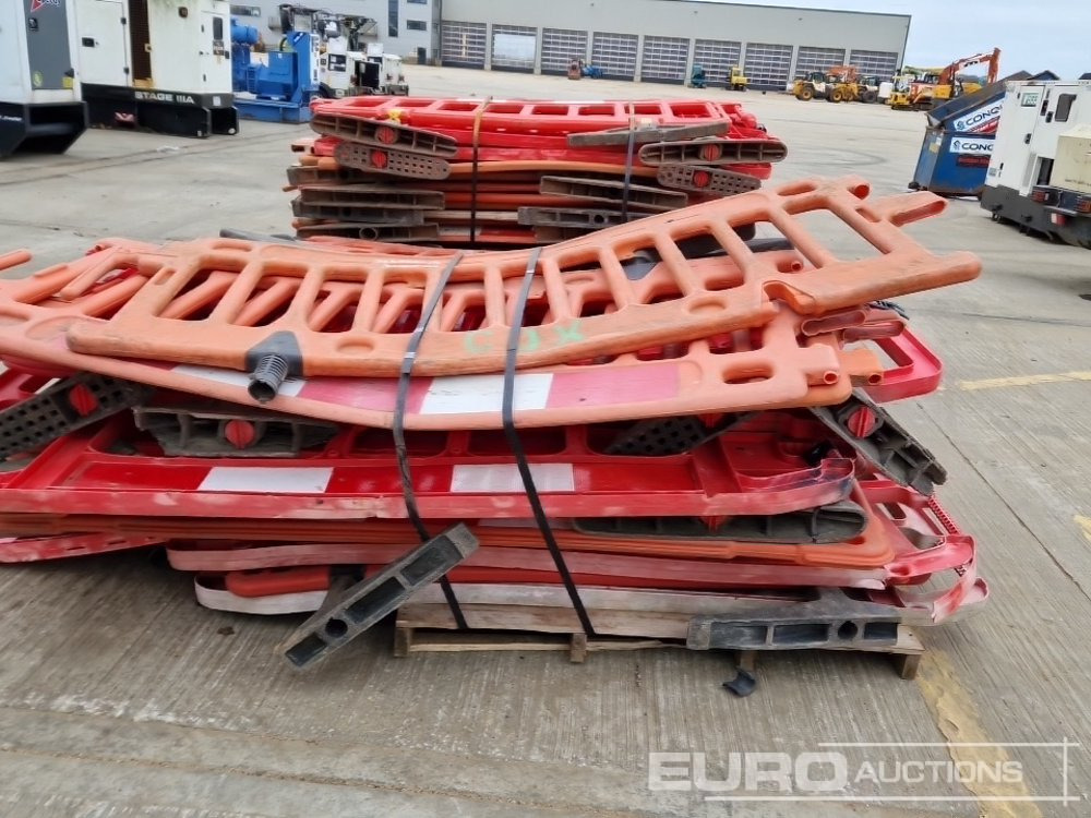 Construction equipment Bundle of Plastic Pedestrian Saftey Barriers (3 of): picture 16