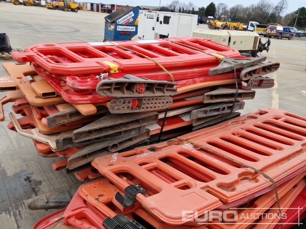 Construction equipment Bundle of Plastic Pedestrian Saftey Barriers (3 of): picture 13