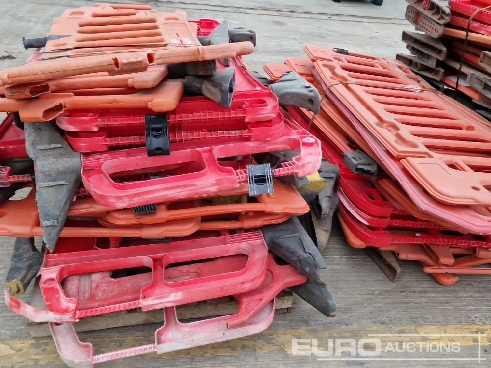 Construction equipment Bundle of Plastic Pedestrian Saftey Barriers (3 of): picture 18